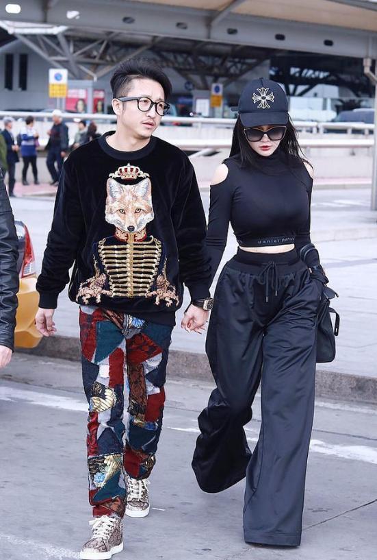 冉莹颖现身机场, 一件塑身上衣引热议, 网友: 要是撑破就尴尬了!