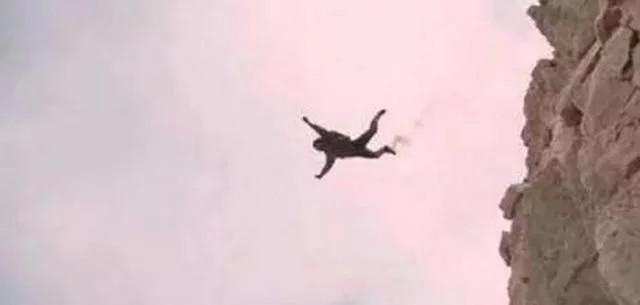 成龙当年玩命一跳, 吓得保险公司直接拉黑, 一直以来以为这个动作是个特效