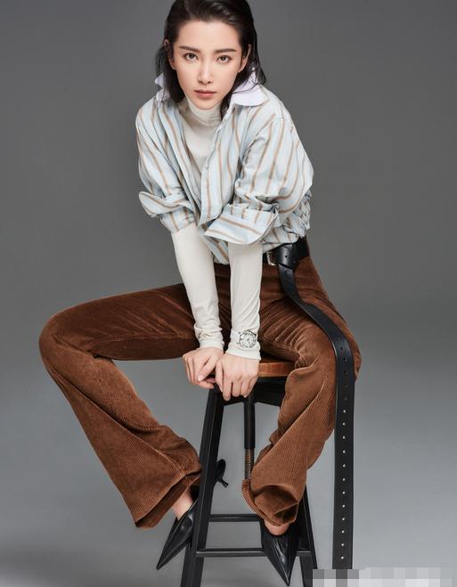 44岁李冰冰现身街头, 裙摆处高开叉的设计, 露出修长白皙的双腿,