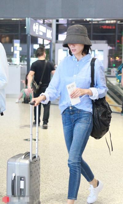 当40岁袁泉机场遇上39岁刘涛, 网友: 这大概就是演员跟明星区别吧