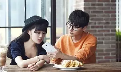 追女生技巧之如何让女生主动找你聊天_Feelin