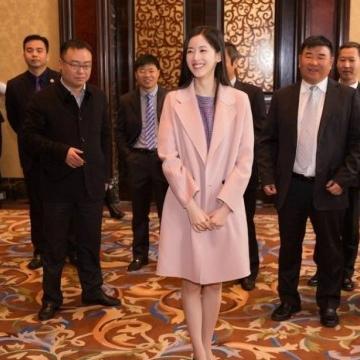 章泽天又一次把身上的大衣穿火了, 确实比风衣好看, 照着穿准没错