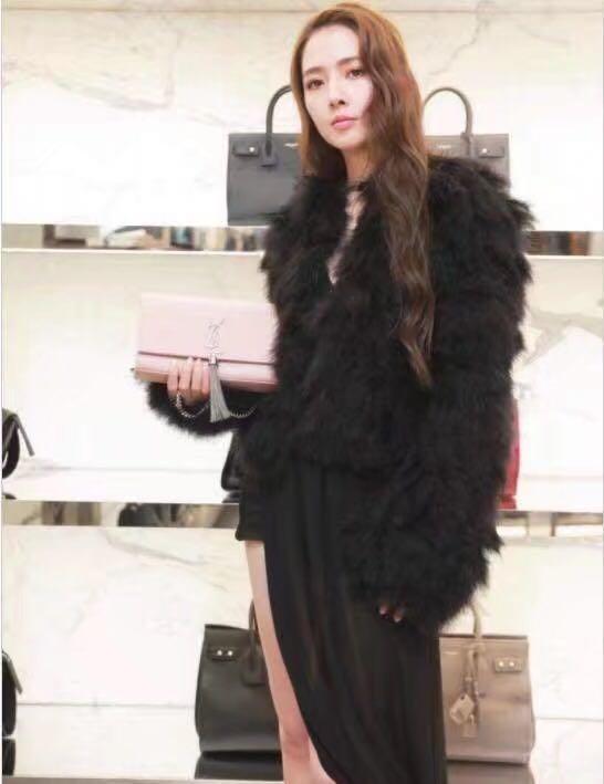 33岁郭碧婷现身活动, 黑色皮草穿出成熟感, 网友: 清纯女神变贵妇?