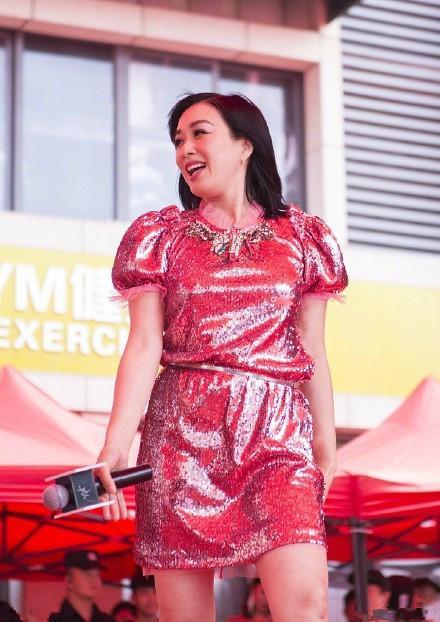 钟丽缇和鲜肉老公现身活动, 47岁穿成20岁, 网友: 真的服!