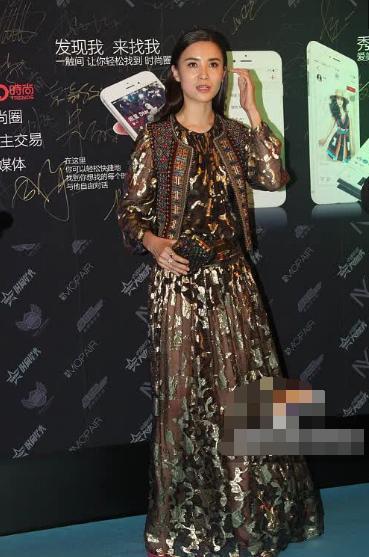 宋佳这裙子也太透了吧! 三角区一览无余, 网友: 白百何都没你疯狂