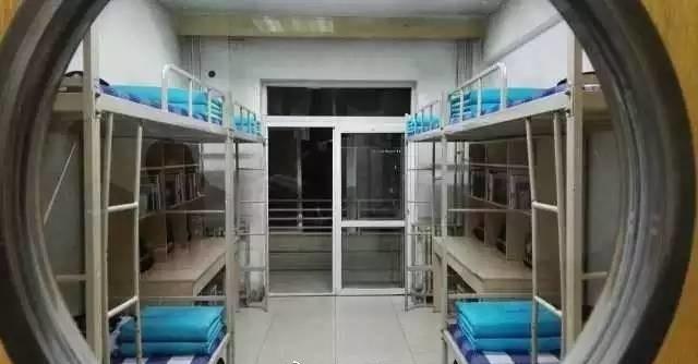 中国人民公安大学男生宿舍火了 <wbr>兵哥哥不服气纷纷“炫被”
