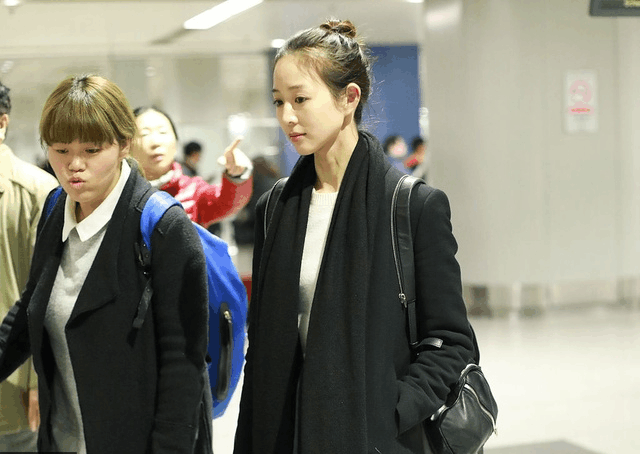 35岁张钧甯真大胆, 机场秀又是素颜, 大衣配牛仔穿出时髦感!