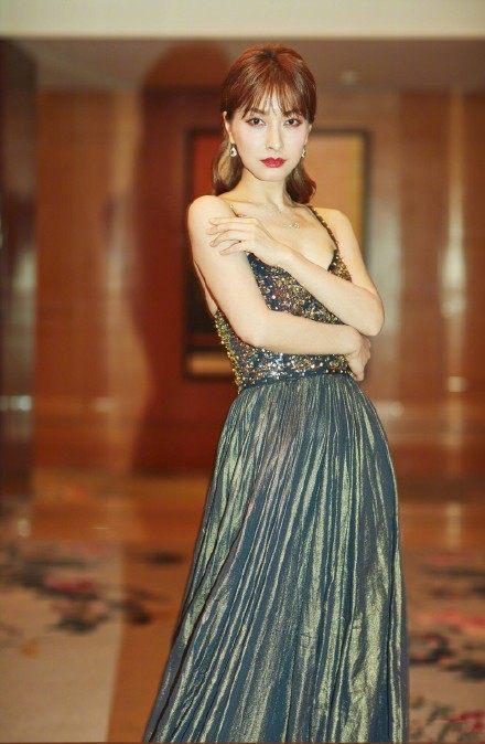 吴昕穿性感吊带裙现身, 无尾熊夫妇再合体, 网友: 在一起吧!