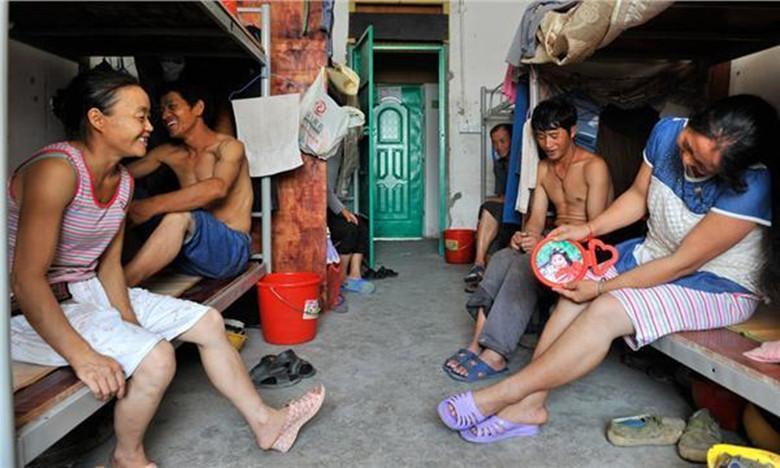 【工友帮】烈日下工作的女建筑工人,洗澡是她