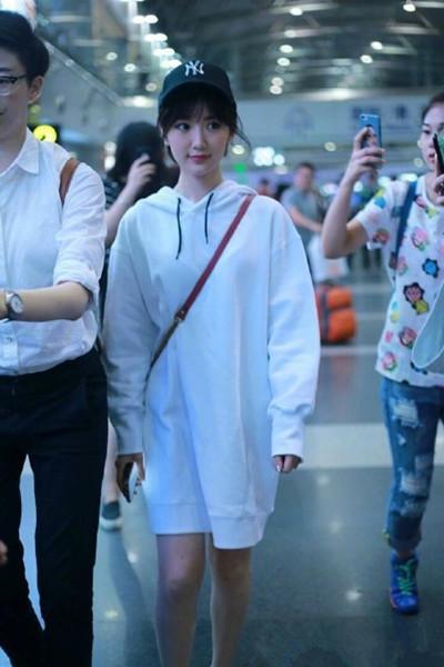 29岁毛晓彤现机场, 卫衣竟穿成了裙子? 网友: 到底有没有穿裤子啊