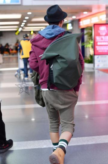 朴树不愧是明星里最穷的! 穿成这样也敢走机场, 网友: 看着都心疼