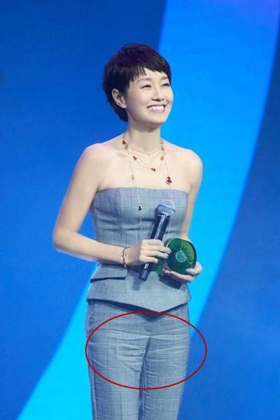 41岁马伊琍撞衫25岁娜扎: 项链配的真好看, 但裤子上的褶皱太尴尬