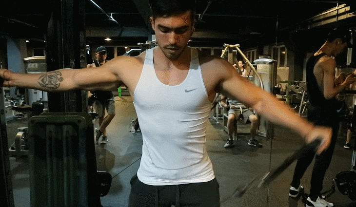 三角肌中束肌肉该如何锻炼? 3个动作, 练出刀刻般的中