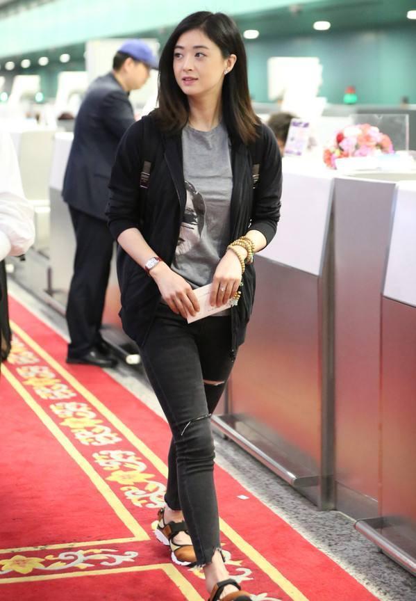 34岁蒋欣现机场, 黑色薄纱太透引热议, 网友: 终于相信你骨架大了