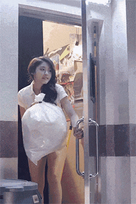 丰满的女人半遮半掩, 主动被吸引