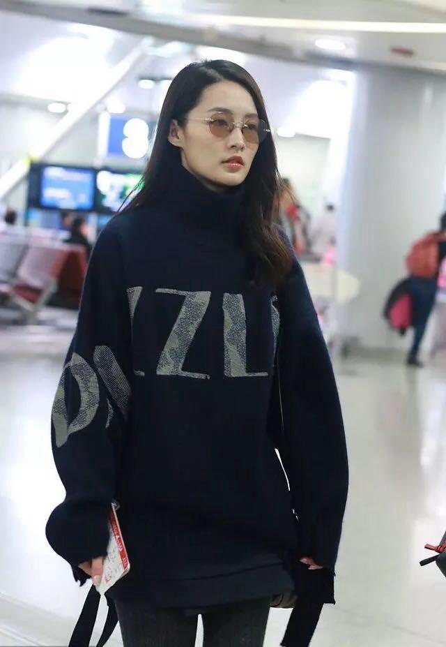 27岁李沁现身机场, 网友: 这么丑的打底裤也只有你能hold住了!