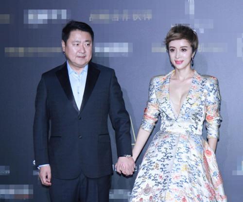 42岁金巧巧素颜现身, “孔雀公主”素颜现身, 可是惊呆了网友呀!