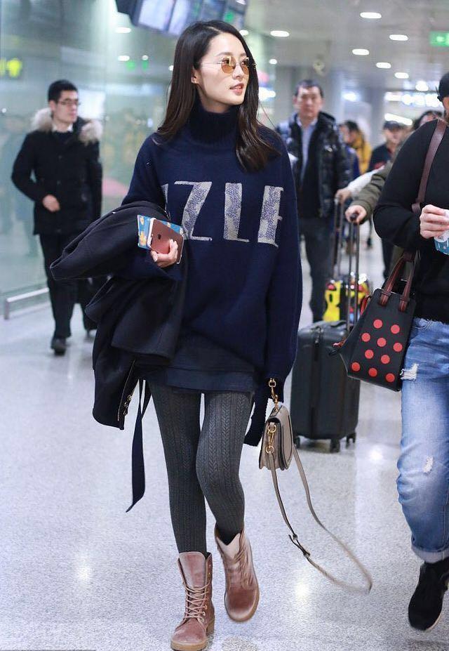 27岁李沁现身机场, 网友: 这么丑的打底裤也只有你能hold住了!