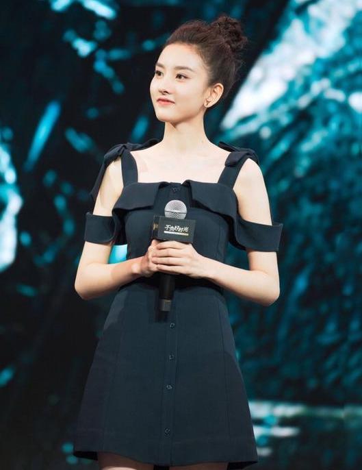 19岁宋祖儿完全长开了! 大长腿征服四座, 网友: 没关晓彤啥事了?