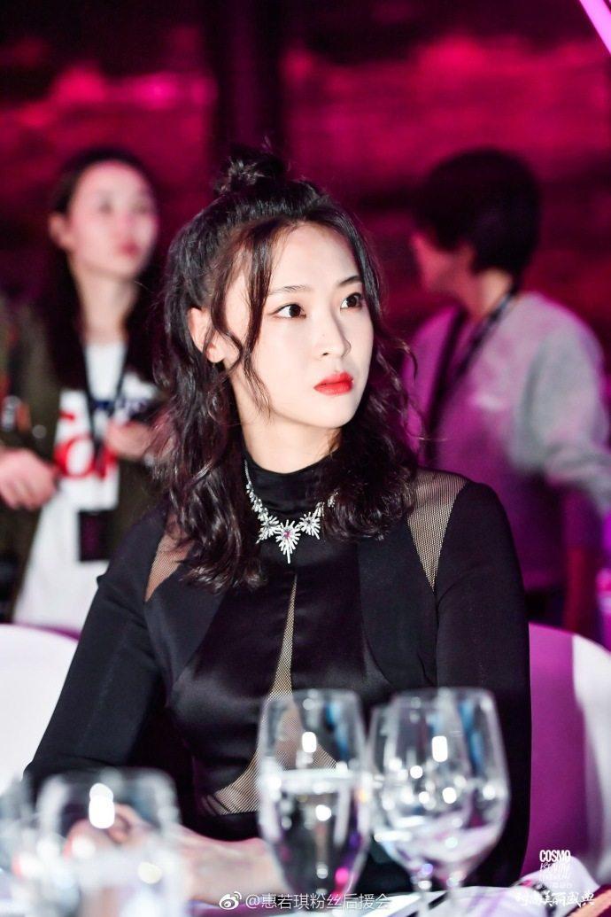 身高192cm女排惠若琪, 穿透视美翻全场, 机场素颜变回运动健将!