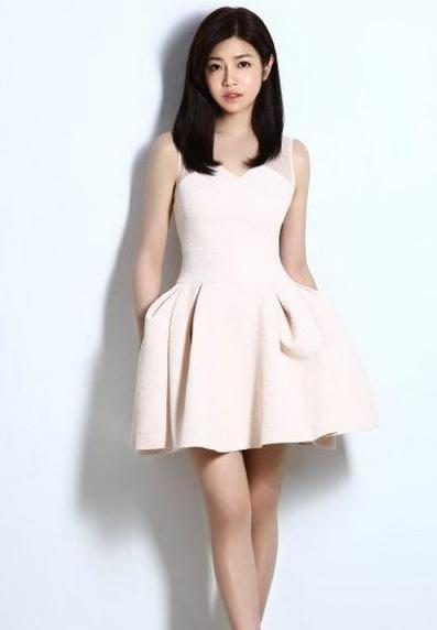 陈妍希头发越剪越短, 衣服越穿越少, 网友直呼: 陈晓管管你媳妇!