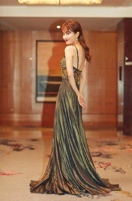 吴昕穿性感吊带裙现身, 无尾熊夫妇再合体, 网友: 在一起吧!