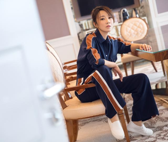 闫妮真是豁出去了! 46岁穿塑身毛衣, 网友: 简直不能再尴尬!