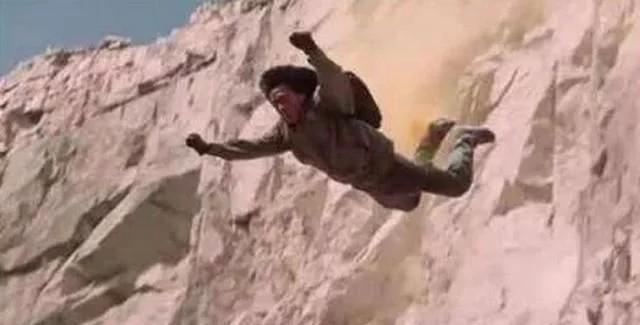 成龙当年玩命一跳, 吓得保险公司直接拉黑, 一直以来以为这个动作是个特效