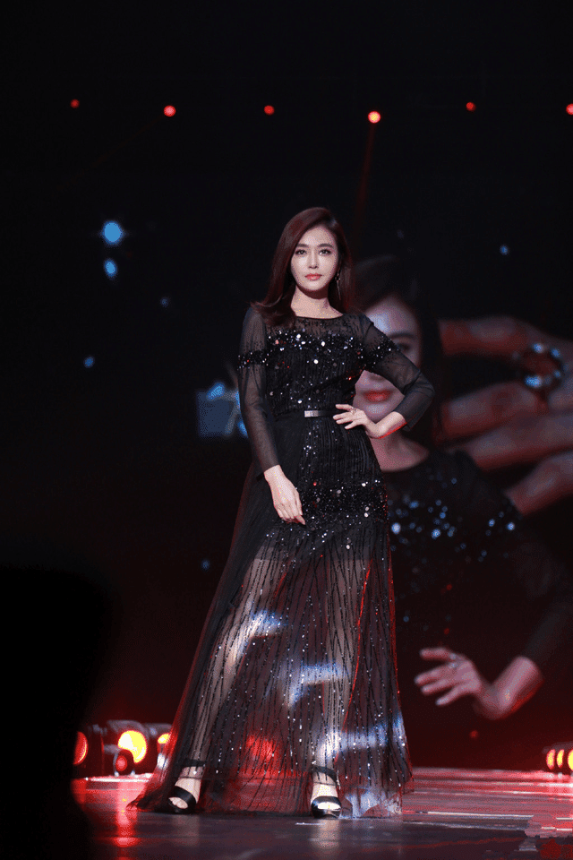 36岁秦岚现身活动, 一袭开叉长裙太性感, 网友: 认不出来了!