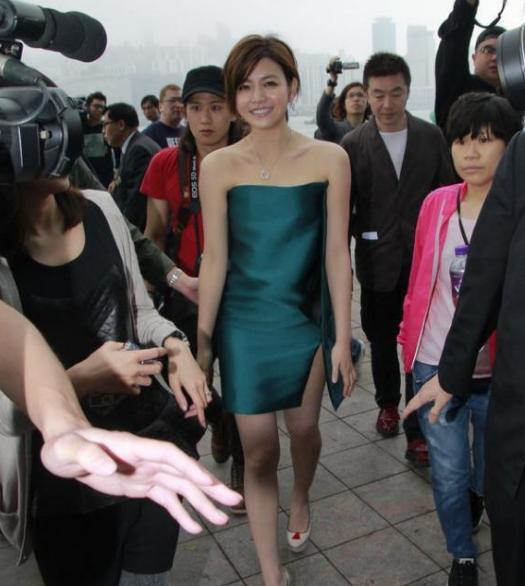 陈妍希头发越剪越短, 衣服越穿越少, 网友直呼: 陈晓管管你媳妇!