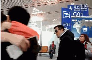 情侣机场忘情激吻把古天乐当空气, 古天乐从一旁经过表情亮了