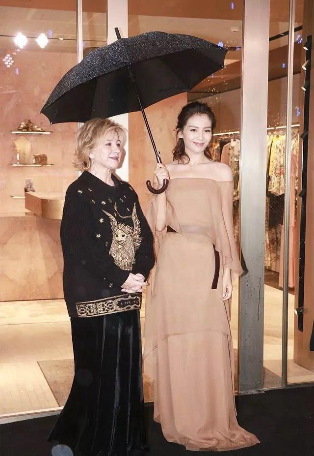 刘涛出席活动, 穿裸色薄纱裙美翻天, 网友: 御姐变仙女!