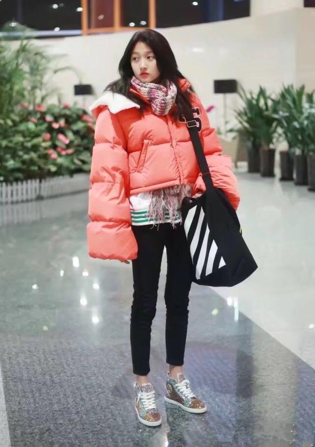 20岁关晓彤和37岁蔡依林同穿大棉服, 一位时髦女王, 一位土气女孩?