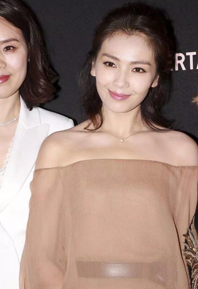 刘涛出席活动, 穿裸色薄纱裙美翻天, 网友: 御姐变仙女!