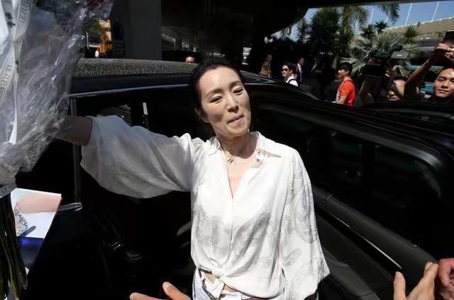 52岁巩俐机场未修照片美到炸! 白衬衫穿出霸气感, 网友: 不愧是巩皇!
