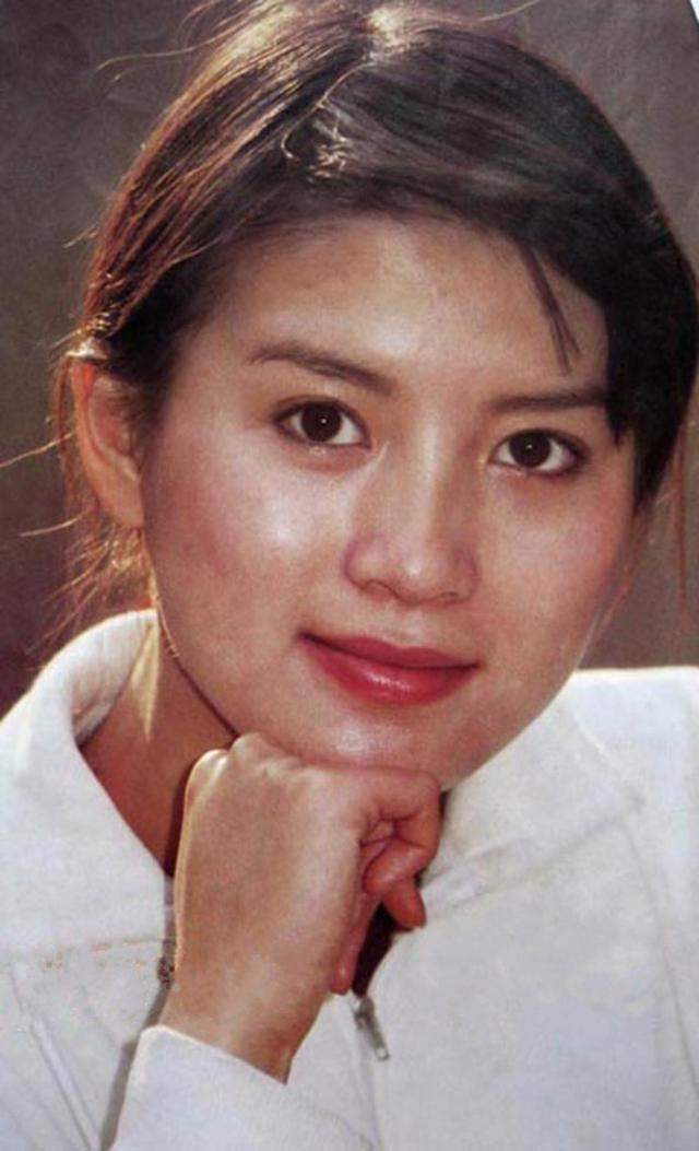 史兰芽出生在杭州,家庭背景可以说是书香世家,爷爷是学者,其父亲