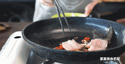 鱼片用柠檬汁,盐,生粉,少量油,姜蒜丝混合均匀备用 gif 3.