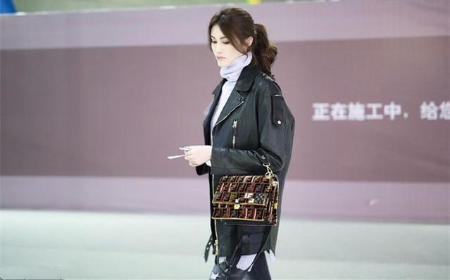 何穗和刘雯同现机场, 网友: 摆拍和抓拍的差距一目了然!