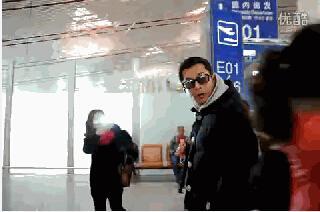 情侣机场忘情激吻把古天乐当空气, 古天乐从一旁经过表情亮了