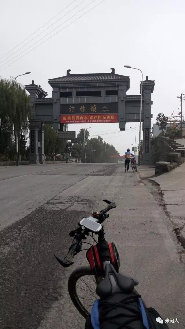 骑行巩义南山公路赏满山红叶