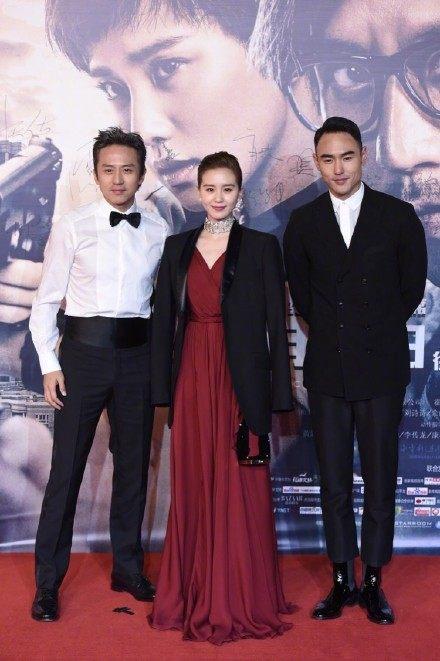 刘诗诗1度气温穿深V红裙, 邓超大方借出外套, 网友: 孙俪不吃醋?