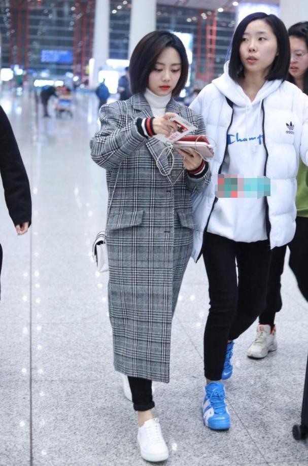 当谭松韵散开头发, 网友直呼辣眼, 不仅童颜没了, 大妈气也出来了