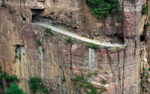 中国九大险峻绝美挂壁公路, <wbr>悬崖中的惊世之作