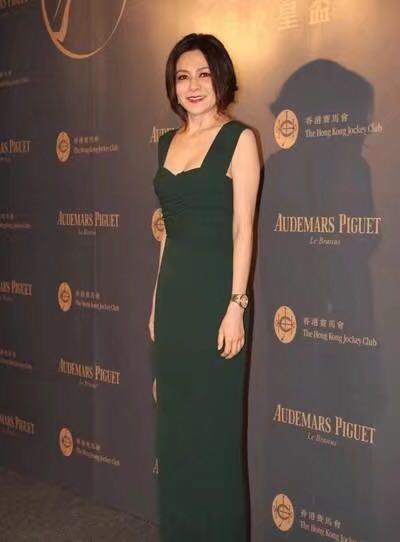 55岁关之琳穿吊带裙现身, 身材纤细如少女, 网友: 还是当年的十三姨!