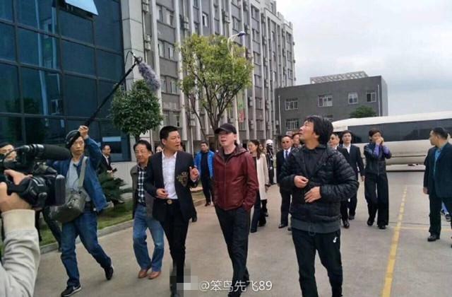 冯小刚徐帆首次回乡祭祖, 前呼后拥阵仗大