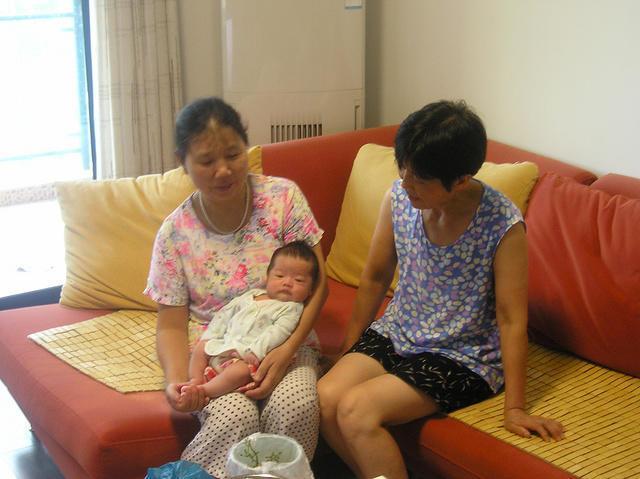 孩子由奶奶带还是姥姥带,这些因素要注意 孩子由奶奶带还是姥姥带,这些因素要注意