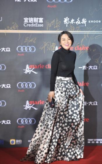 闫妮真是豁出去了! 46岁穿塑身毛衣, 网友: 简直不能再尴尬!