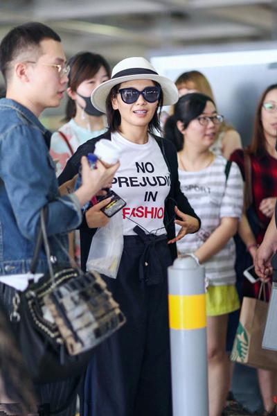 当40岁袁泉机场遇上39岁刘涛, 网友: 这大概就是演员跟明星区别吧