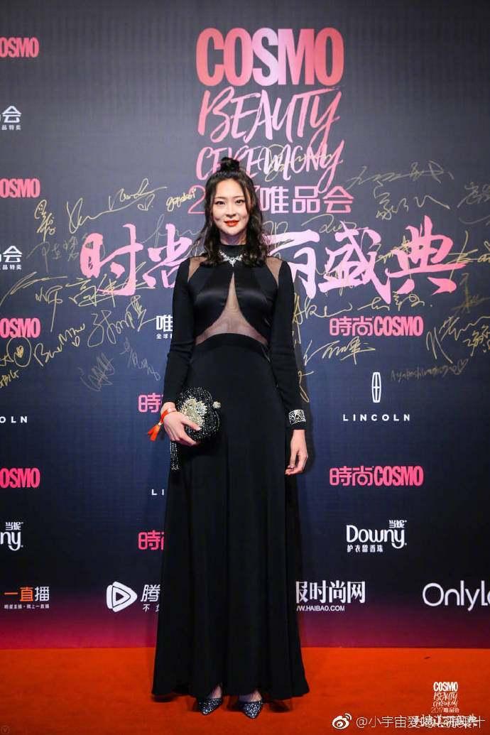 身高192cm女排惠若琪, 穿透视美翻全场, 机场素颜变回运动健将!