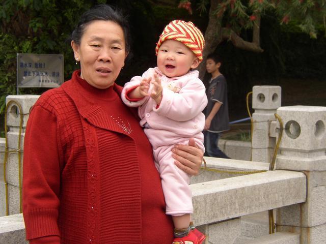 孩子由奶奶带还是姥姥带,这些因素要注意 孩子由奶奶带还是姥姥带,这些因素要注意